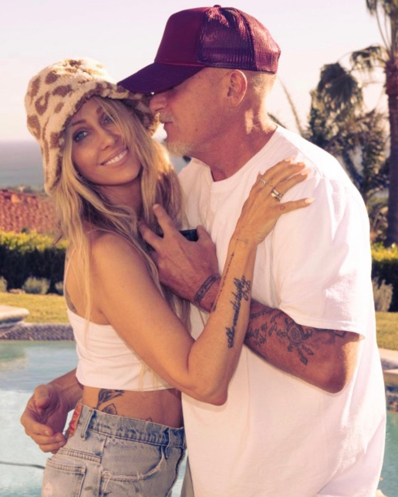 Tish Cyrus là người phụ nữ thứ ba được Dominic Purcell công khai mối quan hệ, sau khi cả hai cùng đón năm mới 2023 ở Miami, Mỹ. Tháng 4/2023, nam diễn viên cầu hôn vợ bằng nhẫn ngọc lục bảo và được người hâm mộ, bạn bè chúc phúc.