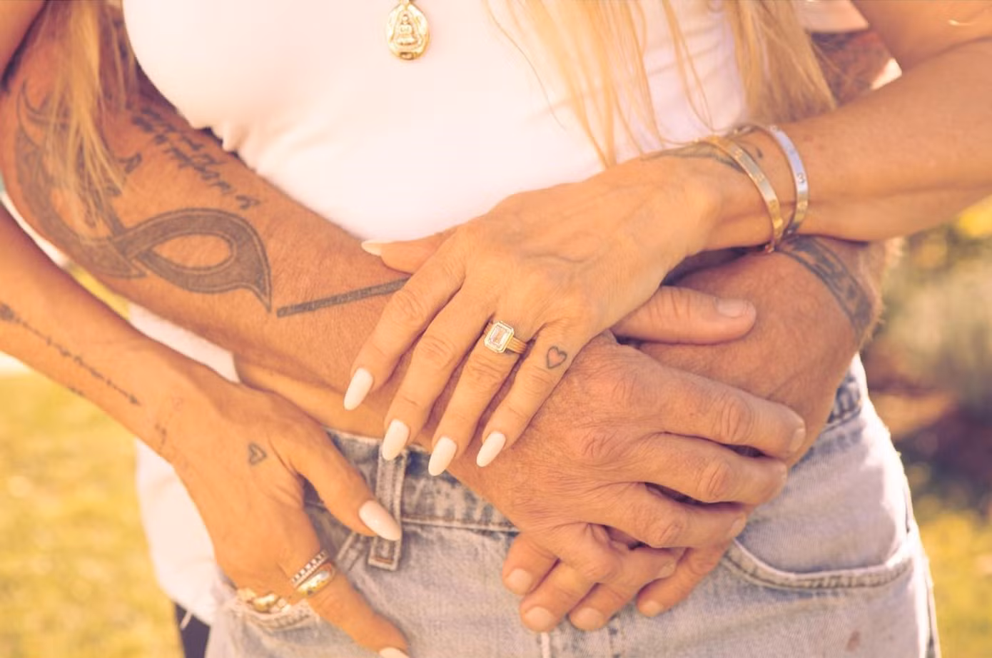 Tish Cyrus là người phụ nữ thứ ba được Dominic Purcell công khai mối quan hệ, sau khi cả hai cùng đón năm mới 2023 ở Miami, Mỹ. Tháng 4/2023, nam diễn viên cầu hôn vợ bằng nhẫn ngọc lục bảo và được người hâm mộ, bạn bè chúc phúc.