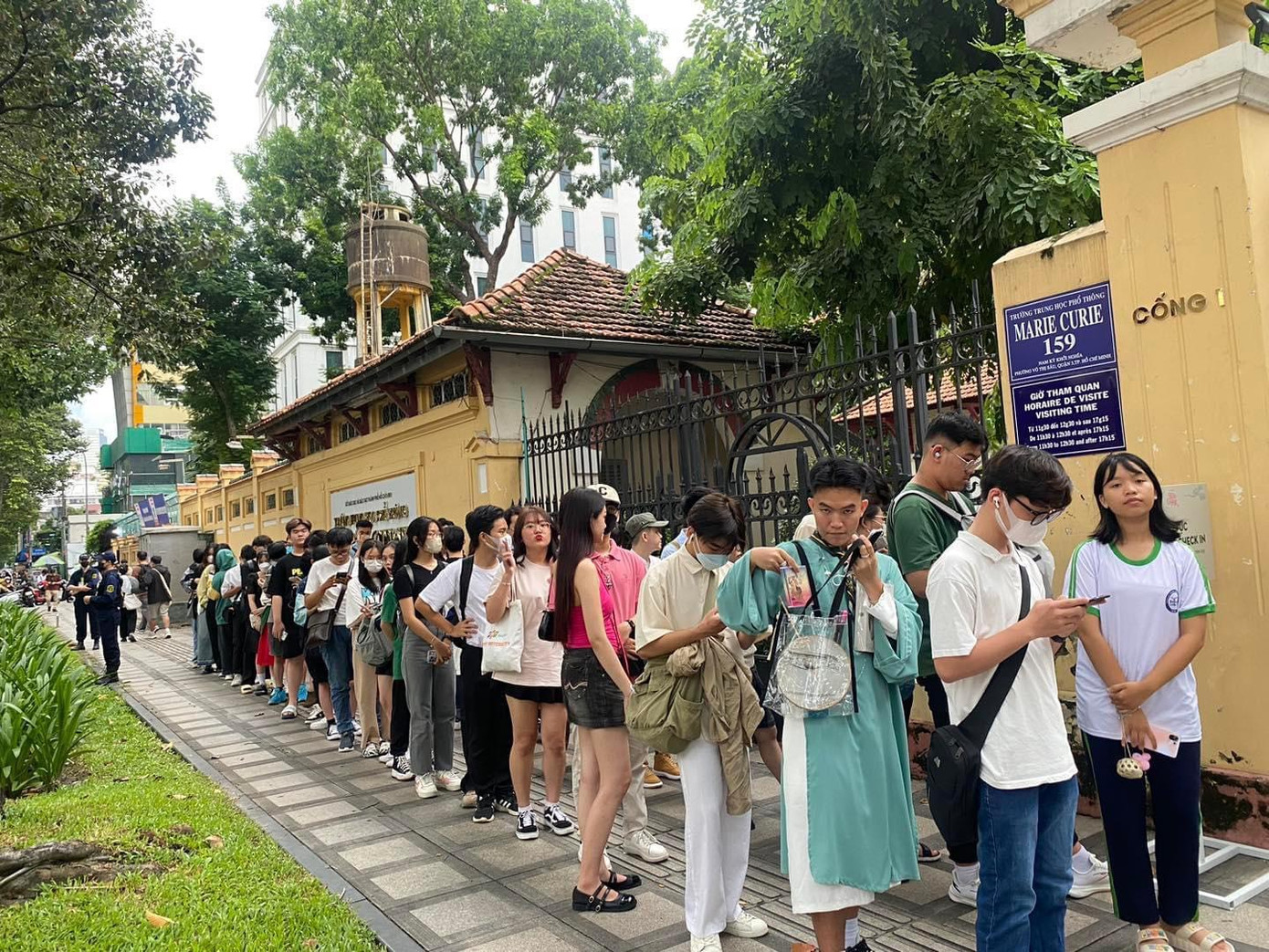 Showcase Vũ trụ cò bay của Phương Mỹ Chi diễn ra tối 24/9 tại Trường THPT Marie Curie. Từ 17h, khán giả xếp hàng dọc vỉa hè trên đường Nam Kỳ Khởi Nghĩa, quận 3, TPHCM chờ xem show. Cảnh tượng người xem đứng dài hàng km thu hút sự hiếu kỳ của người dân đi đường. Theo ghi nhận của Tiền Phong, lượng người đổ về ngày càng đông, mặc trời bắt đầu đổ mưa khoảng 18h30. Showcase Vũ trụ cò bay của Phương Mỹ Chi diễn ra tối 24/9 tại Trường THPT Marie Curie. Từ 17h, khán giả xếp hàng dọc vỉa hè trên đường Nam Kỳ Khởi Nghĩa, quận 3, TPHCM chờ xem show. Cảnh tượng người xem đứng dài hàng km thu hút sự hiếu kỳ của người dân đi đường. Theo ghi nhận của Tiền Phong, lượng người đổ về ngày càng đông, mặc trời bắt đầu đổ mưa khoảng 18h30.