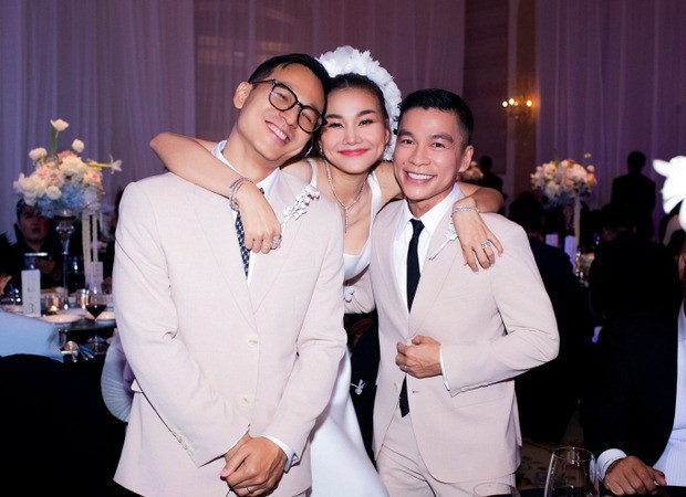 Theo một người quen, đám cưới của Thanh Hằng kéo dài khoảng ba tiếng. Tiệc cưới của siêu mẫu quy tụ nhiều người nổi tiếng đa lĩnh vực từ ca sĩ, người mẫu, nhà thiết kế, giám đốc sản xuất chương trình truyền hình...