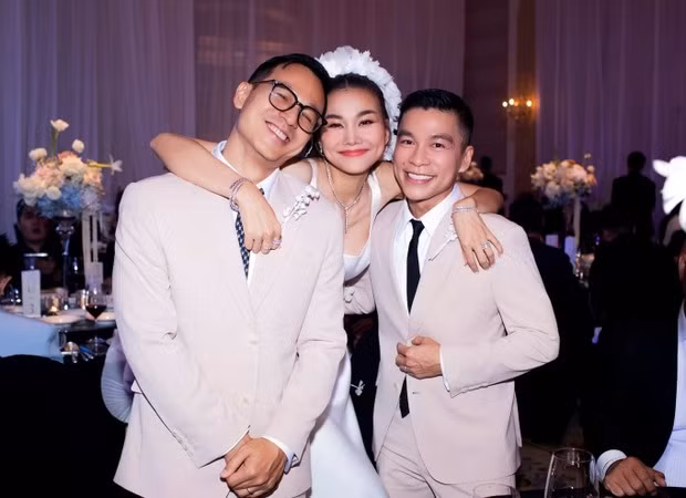 Theo một người quen, đám cưới của Thanh Hằng kéo dài khoảng ba tiếng. Tiệc cưới của siêu mẫu quy tụ nhiều người nổi tiếng đa lĩnh vực từ ca sĩ, người mẫu, nhà thiết kế, giám đốc sản xuất chương trình truyền hình...