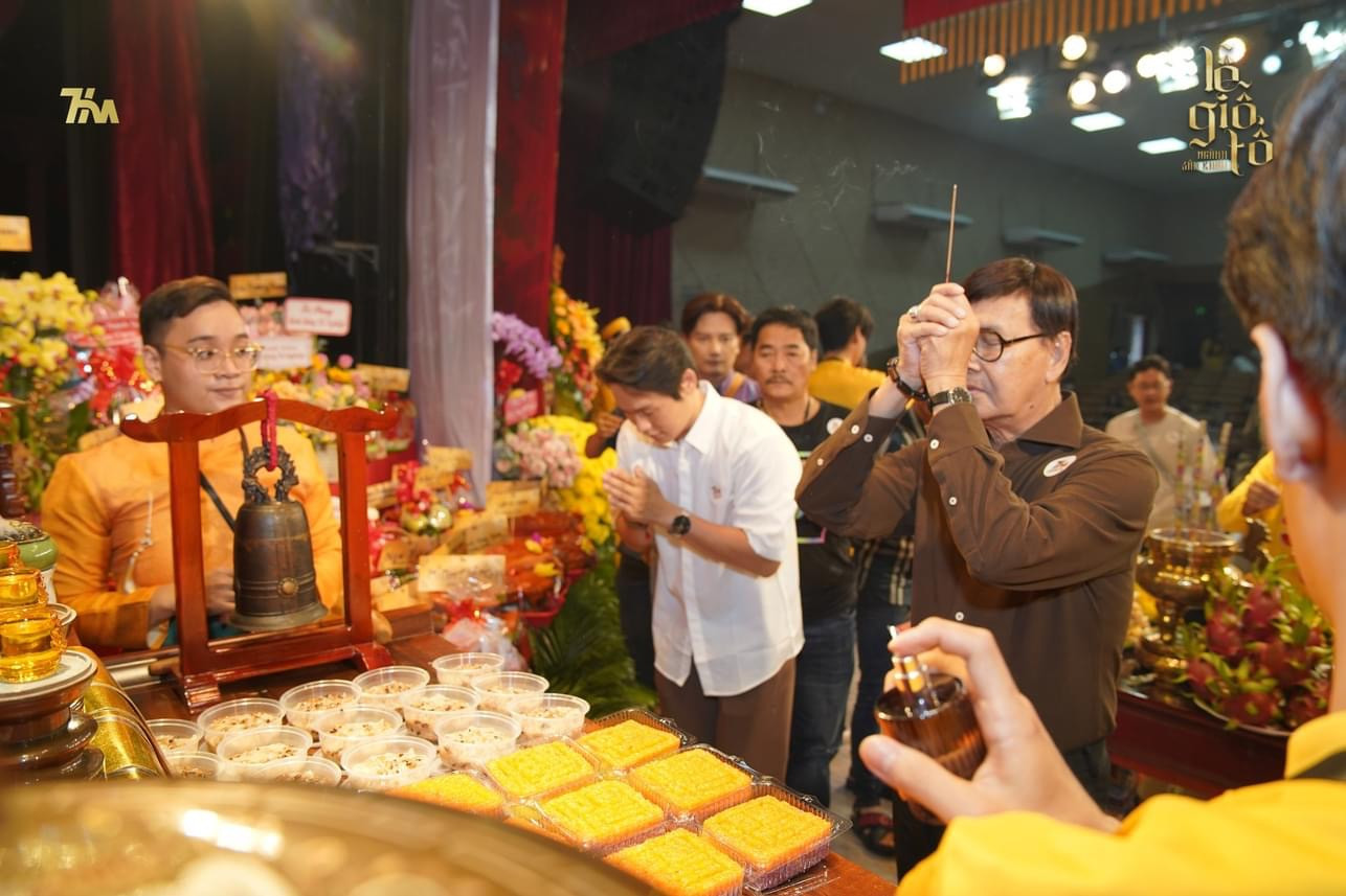 NSƯT Thanh Điền thành tâm khấn vái Tổ nghiệp. Sau khi nghệ sĩ Thanh Kim Huệ qua đời, nam nghệ sĩ đăng tải nhiều tư liệu quý về cuộc sống của một trong những nữ nghệ sĩ bán đĩa chạy nhất thập niên 1970.