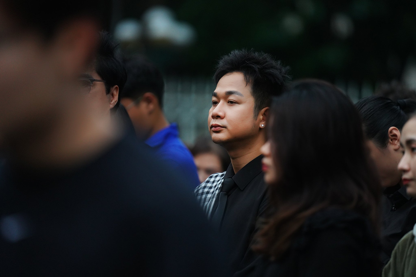 Ca sĩ Quách Tuấn Du hòa vào dòng người, chờ viếng Tổng Bí thư Nguyễn Phú Trọng.