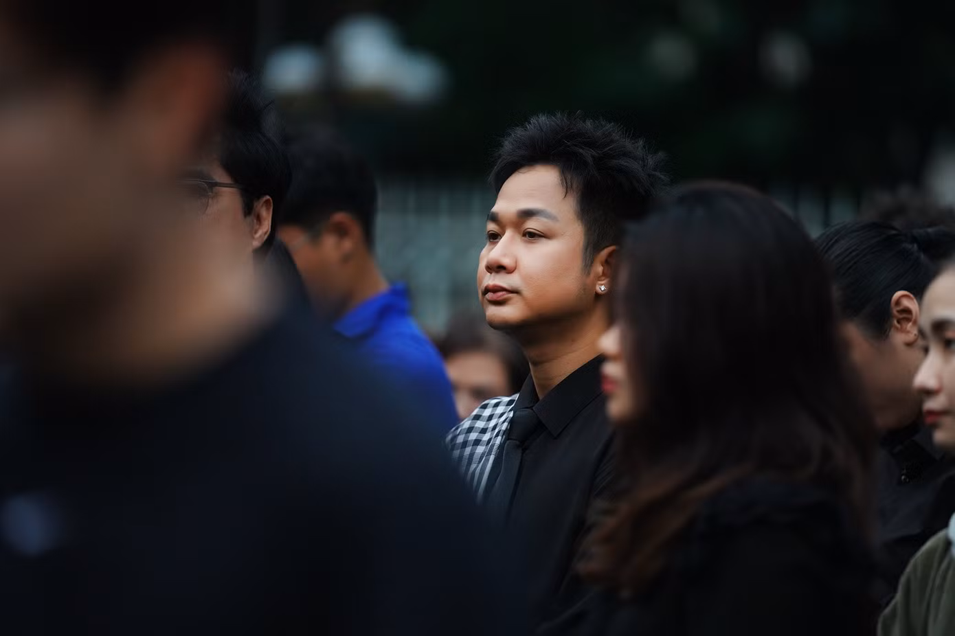Ca sĩ Quách Tuấn Du hòa vào dòng người, chờ viếng Tổng Bí thư Nguyễn Phú Trọng.