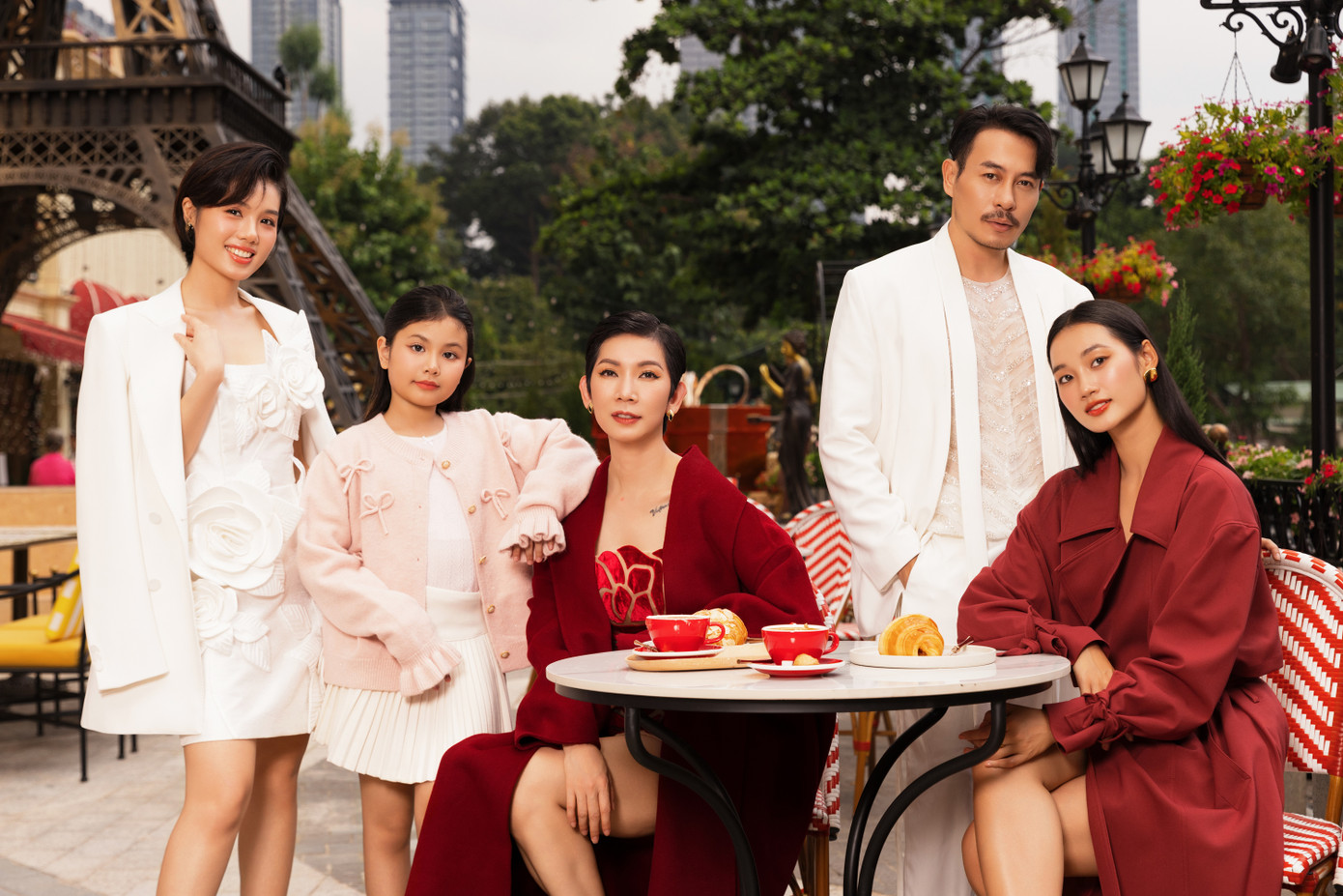 Bốn người mẫu chuyên nghiệp cùng mẫu nhí Ruby Ngọc Diệp mang đến không khí Giáng sinh.