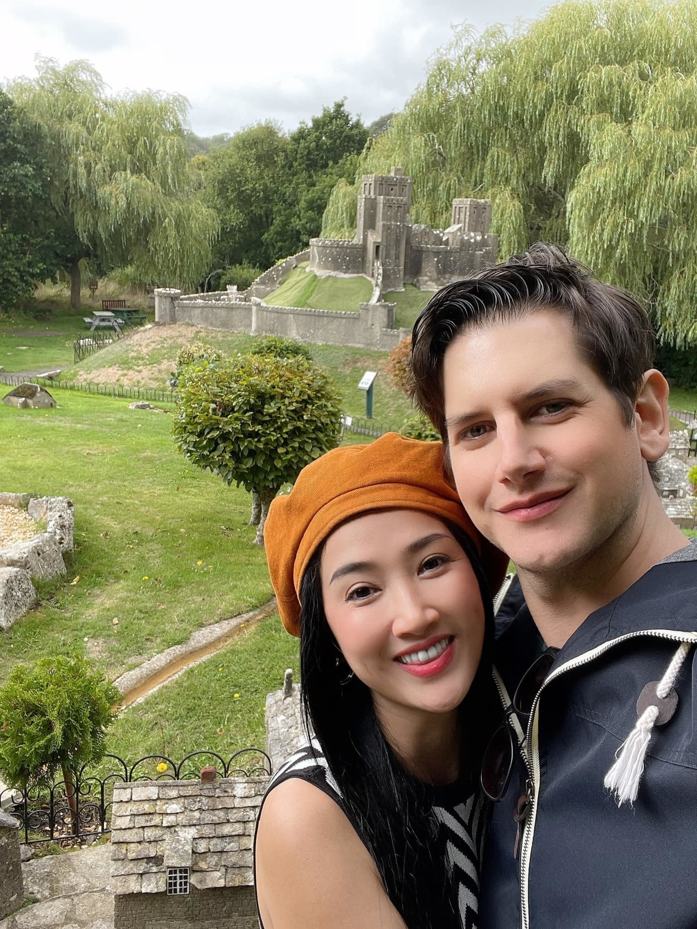 Trước khi thông báo chấm dứt mối tình 13 năm, diễn viên Lời sám hối nói cô và bạn trai từng chia tay trước đó vì bất đồng trong cuộc sống. Lúc đó, khi chia tay vài tháng, cả hai nhận ra vẫn còn tình cảm nên cho nhau cơ hội. "Tôi trân trọng mối tình này sau lần chia cắt đó. Alex không giấu tôi điều gì, từ tiền lương, tài khoản ngân hàng hay gặp gỡ ai", nữ diễn viên nói trong một cuộc phỏng vấn. Trước khi thông báo chấm dứt mối tình 13 năm, diễn viên Lời sám hối nói cô và bạn trai từng chia tay trước đó vì bất đồng trong cuộc sống. Lúc đó, khi chia tay vài tháng, cả hai nhận ra vẫn còn tình cảm nên cho nhau cơ hội. "Tôi trân trọng mối tình này sau lần chia cắt đó. Alex không giấu tôi điều gì, từ tiền lương, tài khoản ngân hàng hay gặp gỡ ai", nữ diễn viên nói trong một cuộc phỏng vấn.