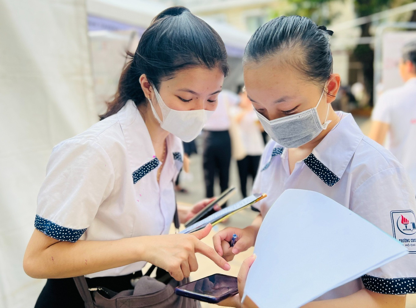 4 tháng đầu năm 2023, vị trí việc làm dành cho sinh viên mới tốt nghiệp giảm tới 49%. 4 tháng đầu năm 2023, vị trí việc làm dành cho sinh viên mới tốt nghiệp giảm tới 49%.