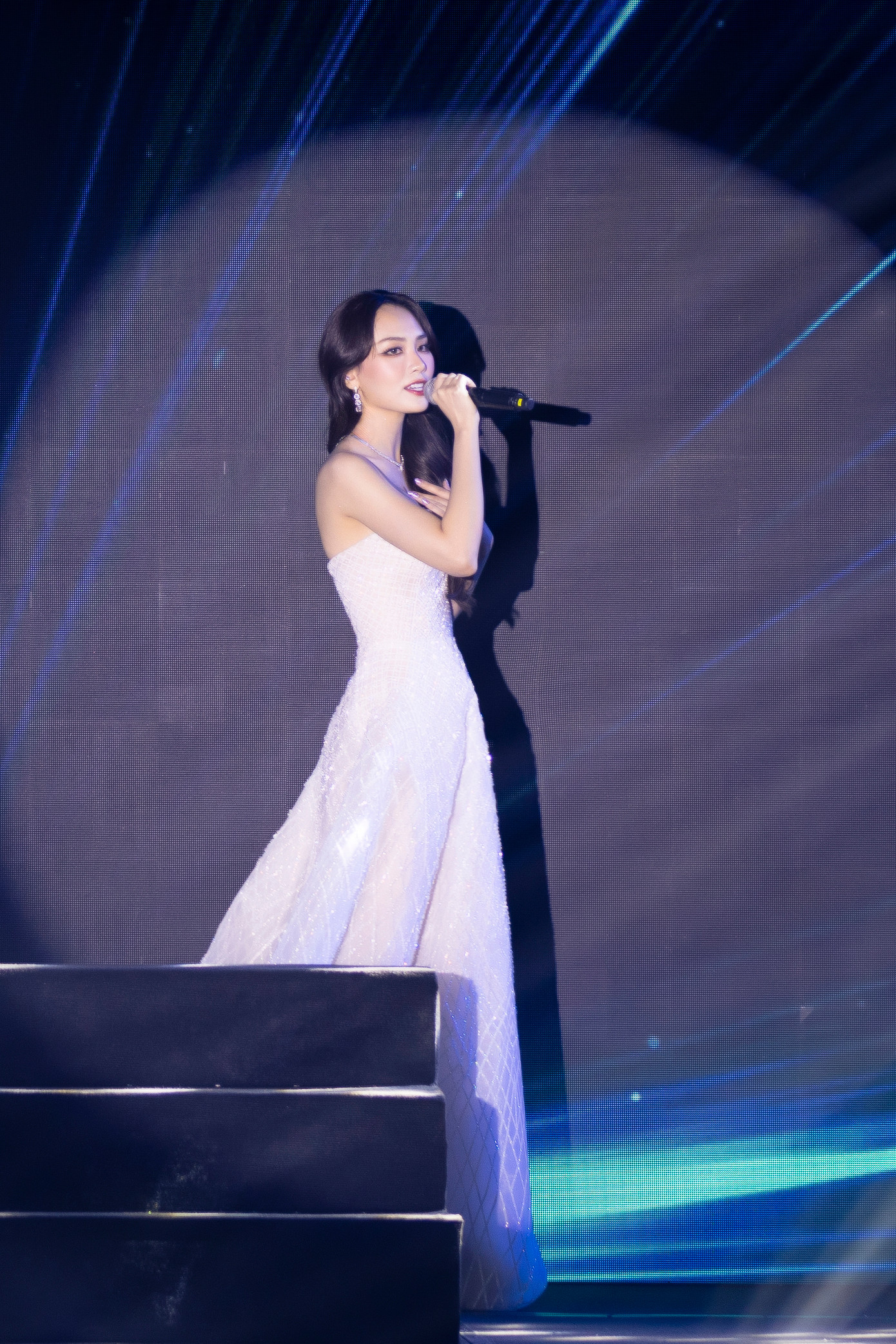 Mai Phương thay nhiều bộ trang phục, thể hiện giọng hát tại buổi trao sash. Mai Phương thay nhiều bộ trang phục, thể hiện giọng hát tại buổi trao sash.