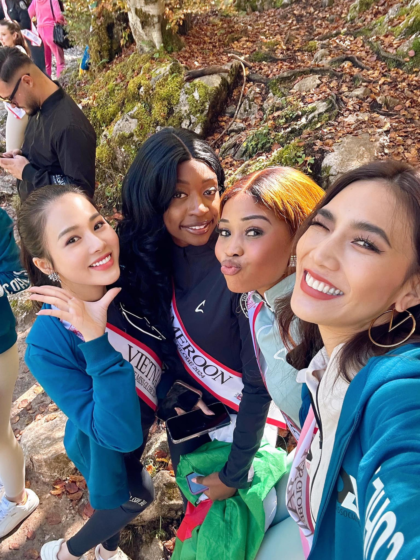 Á hậu năng nổ trong các hoạt động bên lề thuộc khuôn khổ The Miss Globe. Cô liên tục chia sẻ ảnh chụp cùng các thí sinh trên mạng xã hội. Á hậu năng nổ trong các hoạt động bên lề thuộc khuôn khổ The Miss Globe. Cô liên tục chia sẻ ảnh chụp cùng các thí sinh trên mạng xã hội.