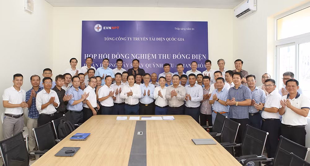 Trước đó, sáng 19/8/2024, dưới sự chủ trì của Phó Tổng giám đốc EVNNPT, Chủ tịch Hội đồng nghiệm thu cấp chủ đầu tư – Trương Hữu Thành đã chủ trì cuộc họp Hội đồng và các thành viên Hội đồng thống nhất đóng điện công trình.