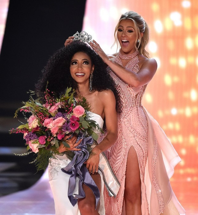 Hoa hậu Cheslie Kryst trong đêm đăng quang Hoa hậu Mỹ 2019. Hoa hậu Cheslie Kryst trong đêm đăng quang Hoa hậu Mỹ 2019.