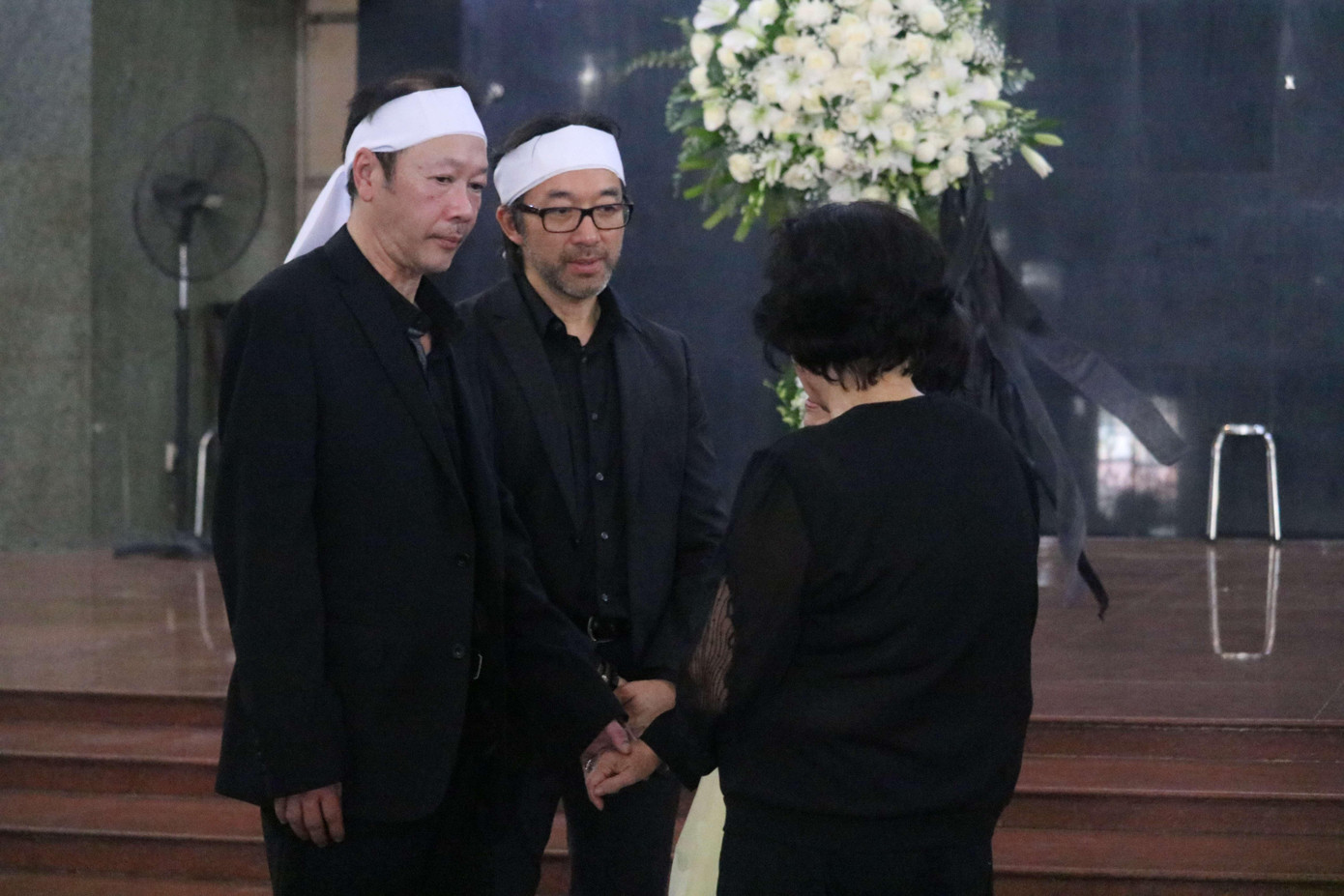 Khi được hỏi về kỷ niệm thời thơ ấu với mẹ, con trai út của Thẩm Thúy Hằng nói họ may mắn được sống êm đềm, không bị ảnh hưởng quá nhiều dù là con trai của ngôi sao. Tuy bận rộn, nữ diễn viên Người đẹp Bình Dương vẫn dành nhiều thời gian bên các con. "Chúng tôi sống như bao đứa trẻ khác. Mẹ chở chúng tôi đi học, dạy về lẽ sống trên đời. Gánh nặng là ở mẹ vì mẹ vốn là người của công chúng", anh Quốc chia sẻ. Khi được hỏi về kỷ niệm thời thơ ấu với mẹ, con trai út của Thẩm Thúy Hằng nói họ may mắn được sống êm đềm, không bị ảnh hưởng quá nhiều dù là con trai của ngôi sao. Tuy bận rộn, nữ diễn viên Người đẹp Bình Dương vẫn dành nhiều thời gian bên các con. "Chúng tôi sống như bao đứa trẻ khác. Mẹ chở chúng tôi đi học, dạy về lẽ sống trên đời. Gánh nặng là ở mẹ vì mẹ vốn là người của công chúng", anh Quốc chia sẻ.