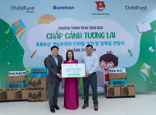 Ông Jeong Young Sik, Giám đốc Điều hành công ty Bumhan: Trao quà cho Trường tiểu học số 2 Hòa Nhơn và PTCS Phạm Văn Đồng, Hoà Vang, Đà Nẵng.