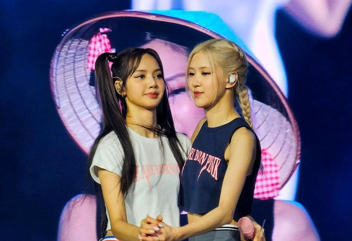 Hai đêm nhạc của BlackPink tại Việt Nam thu hút hơn 60.000 người hâm mộ đến Hà Nội.