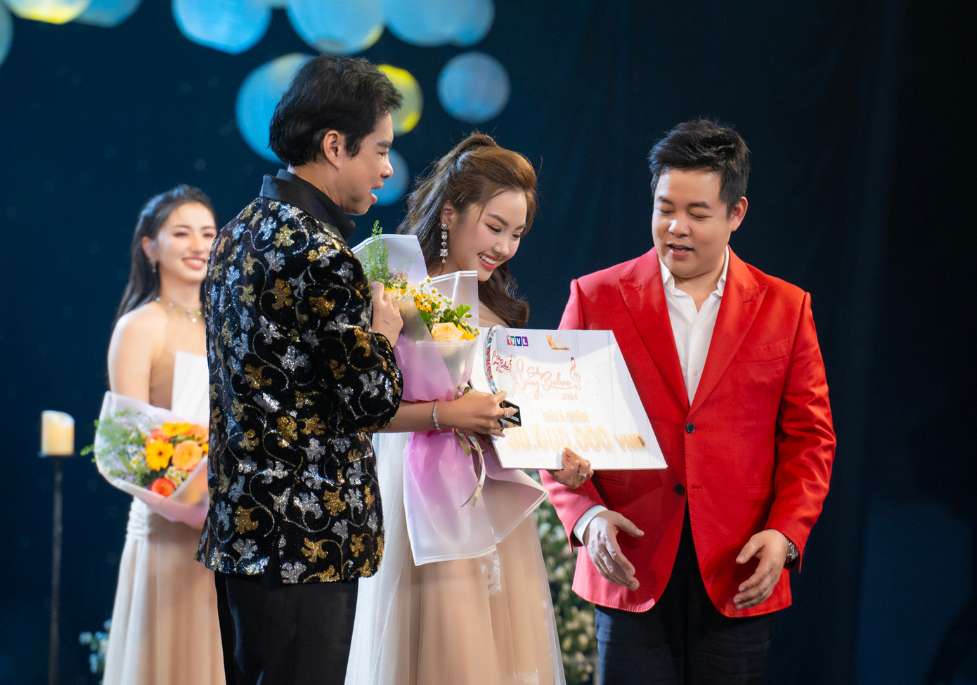 Giám khảo Ngọc Sơn và Quang Lê đánh giá cao Khánh An. Giám khảo Ngọc Sơn và Quang Lê đánh giá cao Khánh An.