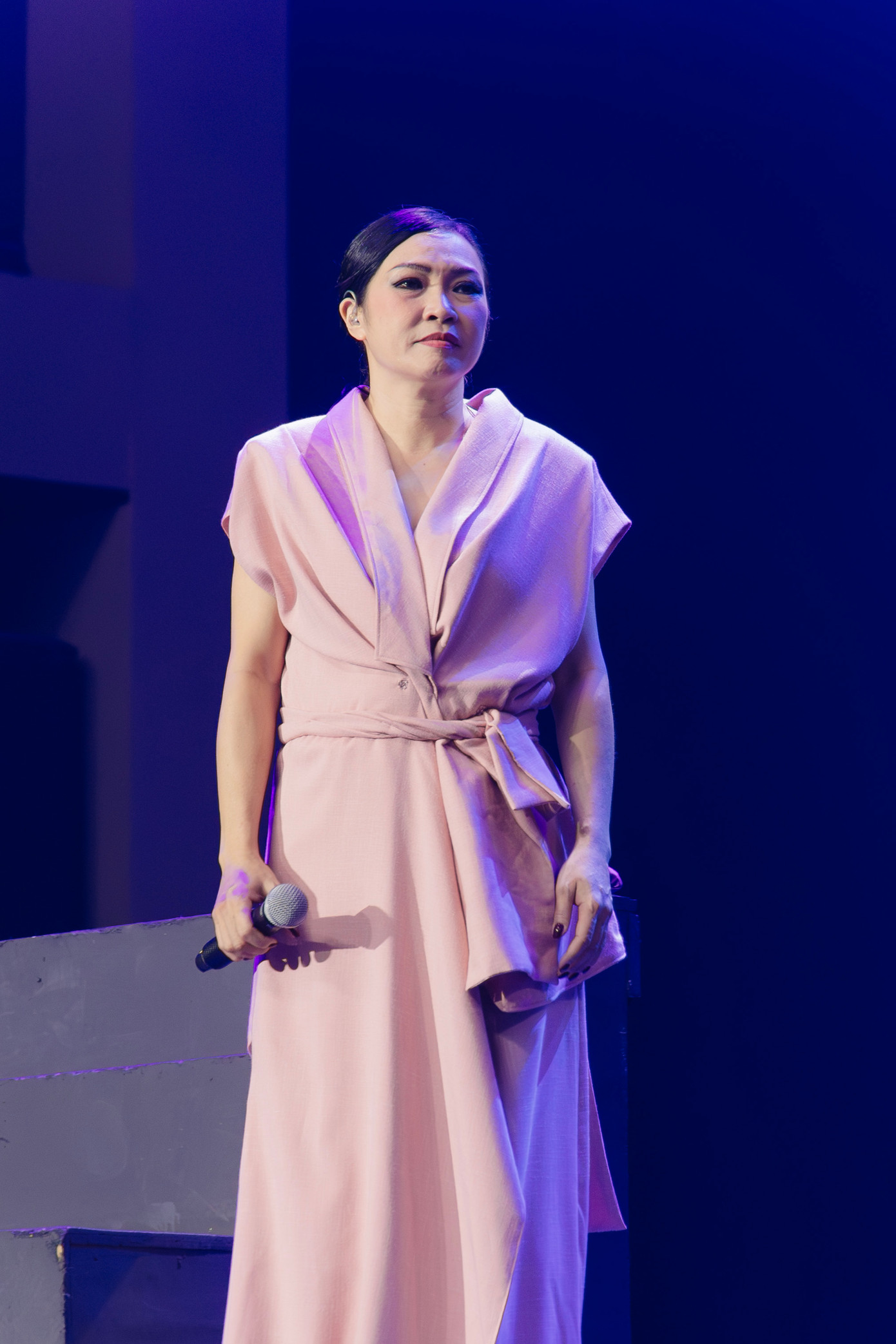 Các chị đẹp trong tiết mục Một thế giới bằng hai gang tay. Các chị đẹp trong tiết mục Một thế giới bằng hai gang tay.