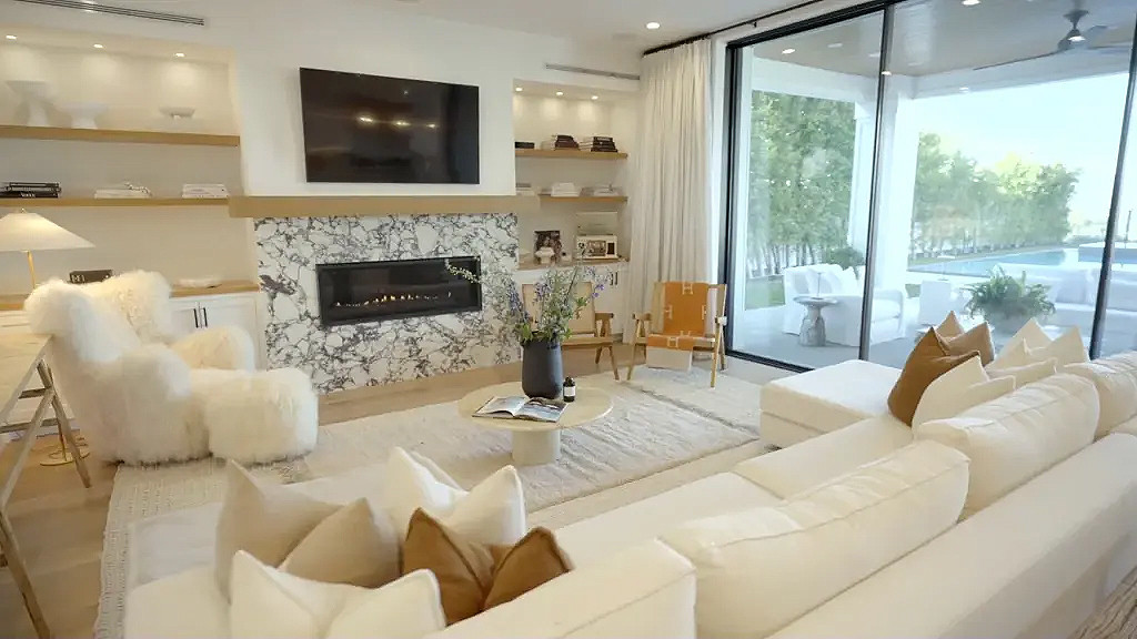 Biệt thự có 5 phòng ngủ, 7 phòng tắm. Nội thất được trang trí với tông màu be - nâu ấm làm chủ đạo. Trong một cuộc phỏng vấn, Olivia Culpo nói cô chọn màu trung tính để mang đến cảm giác ấm cúng. &quot;Tôi sống ở Hollywood ồn ào và đông đúc nên muốn chọn cảm giác nhẹ nhàng, êm dịu&quot;, hoa hậu nói.