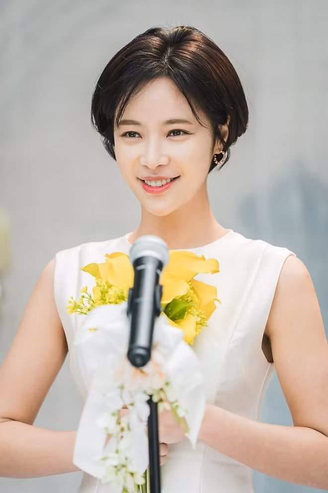 Diễn viên Hwang Jung Eum và cầu thủ bóng rổ Kim Jong Kyu. Diễn viên Hwang Jung Eum và cầu thủ bóng rổ Kim Jong Kyu.