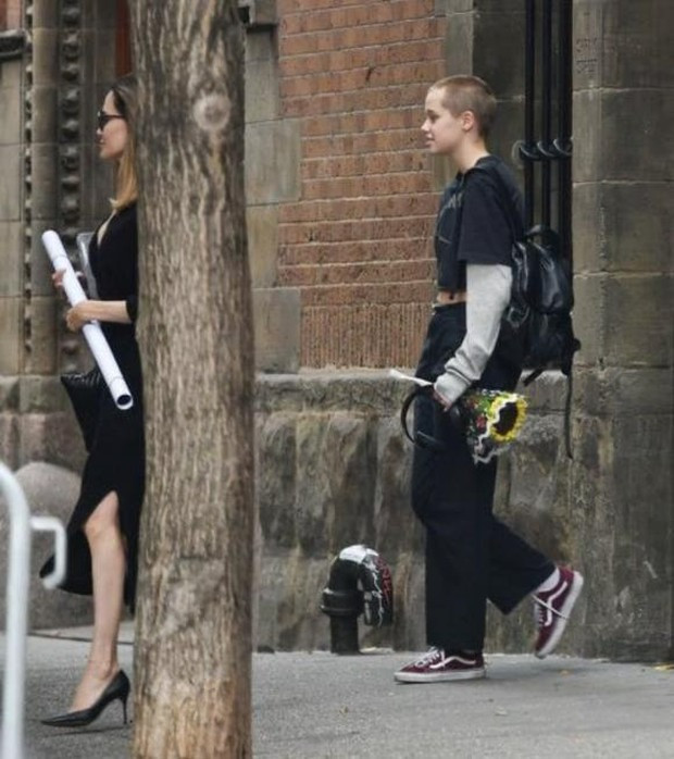 Shiloh Jolie-Pitt cùng mẹ tại New York, Mỹ.