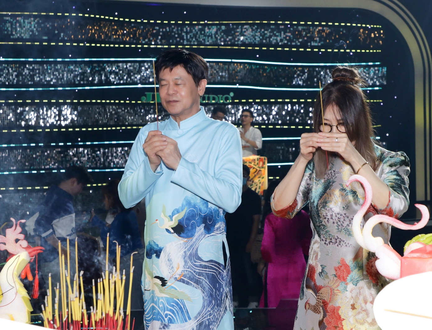 Danh ca Thái Châu mặc áo dài trang trọng trong ngày giỗ Tổ. Ngoài tri ân Tổ nghề, nam nghệ sĩ cầu bình an, chia sẻ với người dân chịu ảnh hưởng do bão số 3. &quot;Không chỉ tôi mà tất cả người Việt Nam đều cầu nguyện cho đất nước, nhất là nơi chịu ảnh hưởng mưa bão mau chóng bình an, trở lại đời sống bình thường”, nam ca sĩ chia sẻ.