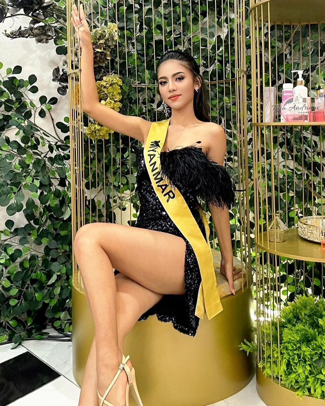 Ei Ei Aung Htun khoe vóc dáng đồng hồ cát ấn tượng tại cuộc thi Hoa hậu Hòa bình Quốc tế. Đại diện của Myanmar tại cuộc thi hoa hậu năm nay.