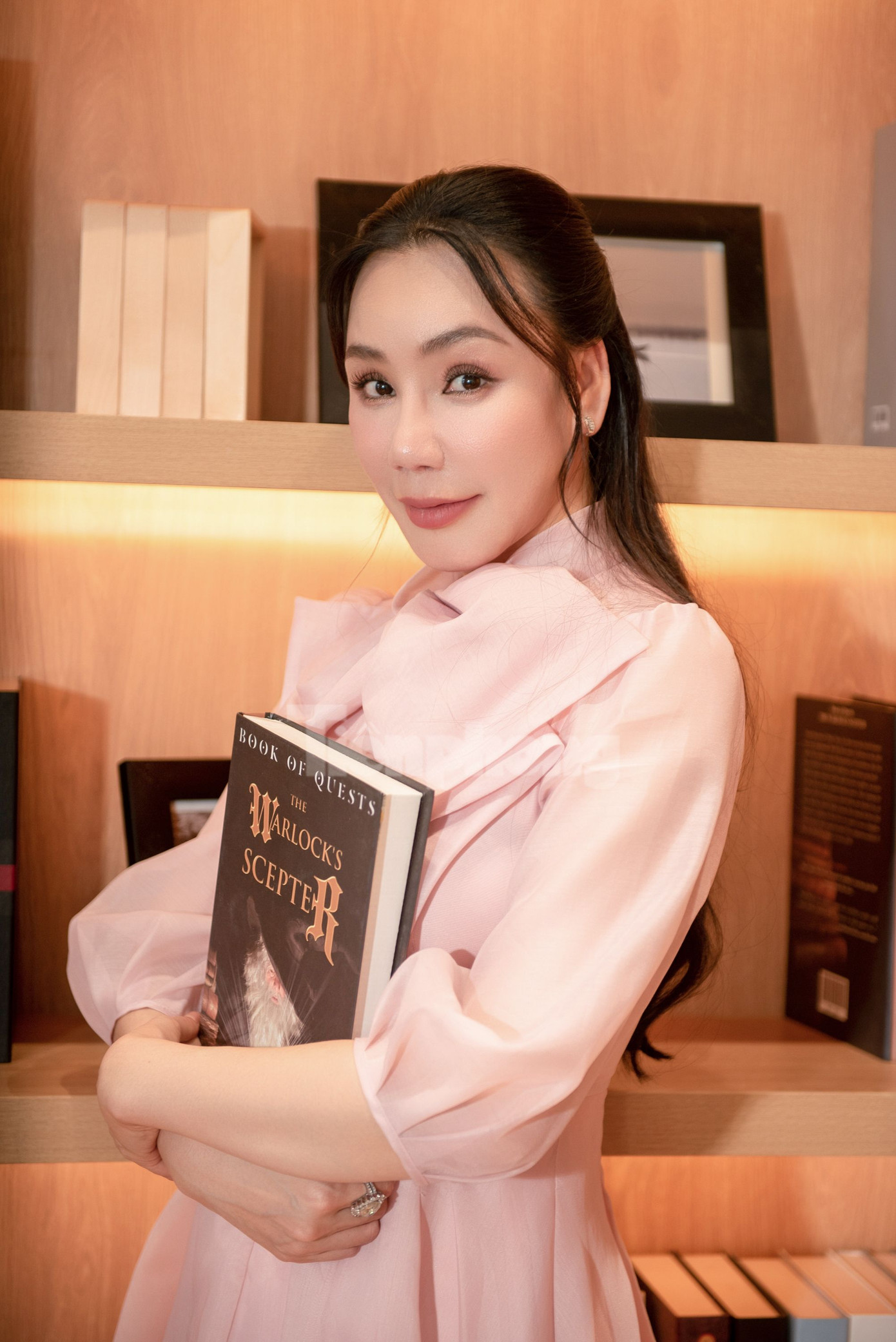 Ở tuổi 44, Hồ Quỳnh Hương nói cô không có nhu cầu hưởng thụ gì quá đặc biệt. Niềm vui của cô mỗi ngày là làm việc, thỉnh thoảng đi hát. Điều quan trọng hơn, bên cạnh nữ ca sĩ có người thấu hiểu, đồng điệu từ công việc đến cuộc sống.