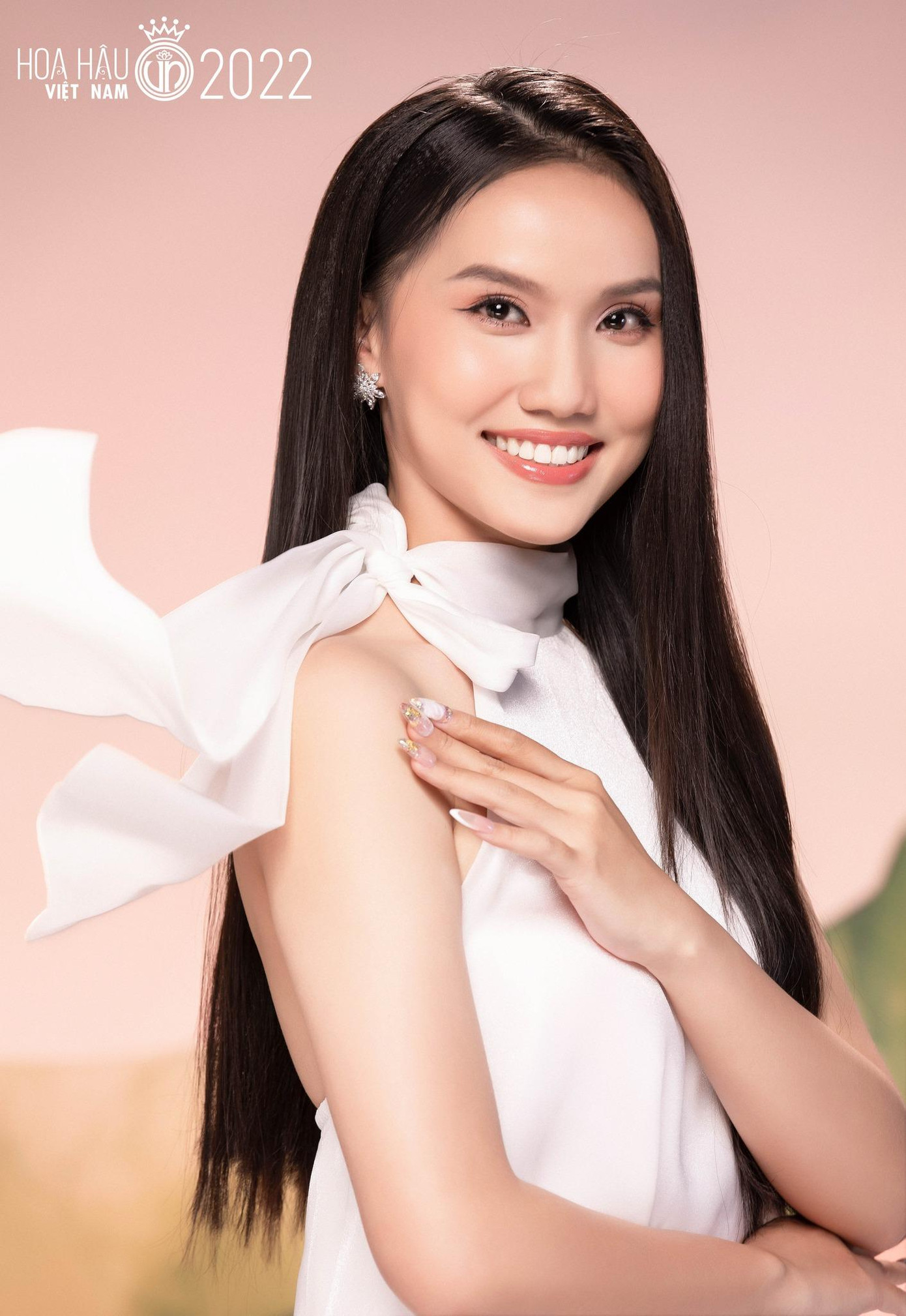 Trước khi đến với Hoa hậu Việt Nam, Lê Thị Kim Hậu (SBD 132, trái) được mệnh danh là kiện tướng taekwondo của Đại học Nam Cần Thơ. Chia sẻ với Tiền Phong, Kim Hậu cho biết học võ giúp cơ thể cô linh hoạt và dẻo dai. Đó là điều cần thiết trong cuộc thi Hoa hậu Việt Nam 2022. Kim Hậu và và Nguyễn Thị Hương Giang (SBD 126) khoe nét đẹp trong trẻo trong bộ yếm trắng. Trước khi đến với Hoa hậu Việt Nam, Lê Thị Kim Hậu (SBD 132, trái) được mệnh danh là kiện tướng taekwondo của Đại học Nam Cần Thơ. Chia sẻ với Tiền Phong, Kim Hậu cho biết học võ giúp cơ thể cô linh hoạt và dẻo dai. Đó là điều cần thiết trong cuộc thi Hoa hậu Việt Nam 2022. Kim Hậu và và Nguyễn Thị Hương Giang (SBD 126) khoe nét đẹp trong trẻo trong bộ yếm trắng.