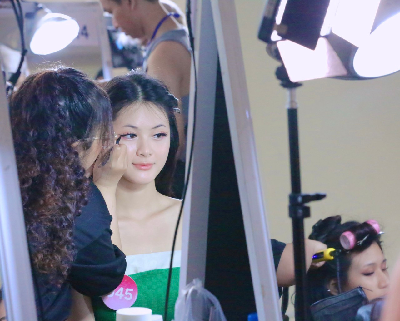 Thí sinh Hoài Ngọc dần hoàn thiện lớp trang điểm. Thí sinh Hoài Ngọc dần hoàn thiện lớp trang điểm.