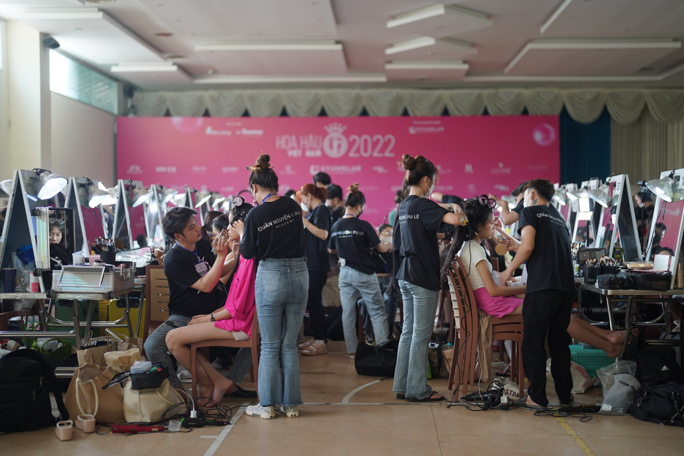 Chuyên gia trang điểm, làm tóc tất bật chuẩn bị cho thí sinh tỏa sáng. Chuyên gia trang điểm, làm tóc tất bật chuẩn bị cho thí sinh tỏa sáng.