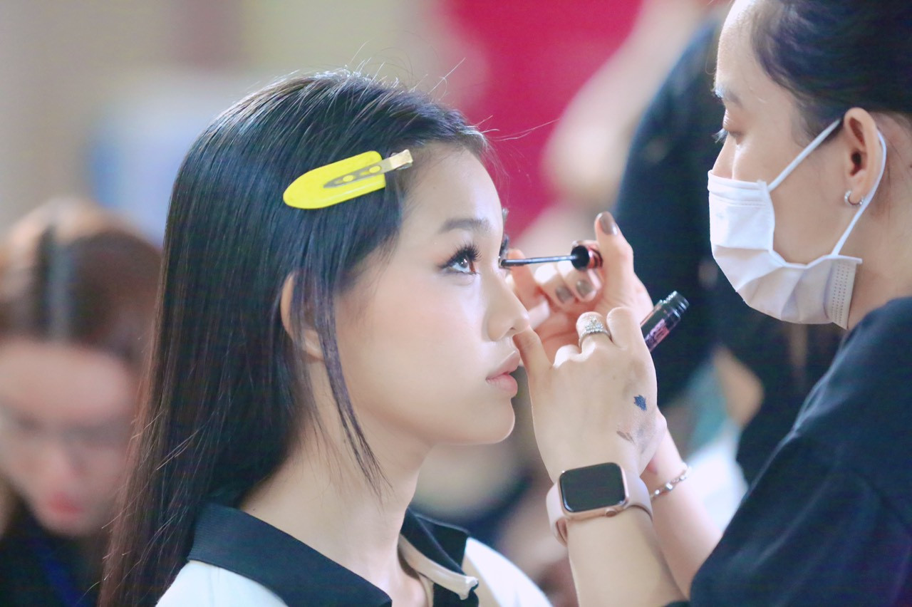 Bé Quyên đang được chuyên gia trang điểm kỹ lưỡng phần mắt. Bé Quyên đang được chuyên gia trang điểm kỹ lưỡng phần mắt.