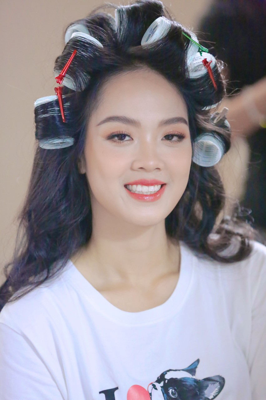 Thí sinh Gia Hân để layout tóc xoăn, kiểu môi mọng trong đêm chung kết. Thí sinh Gia Hân để layout tóc xoăn, kiểu môi mọng trong đêm chung kết.