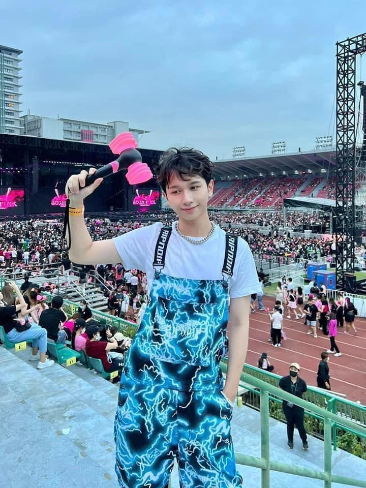 Ca sĩ Đỗ Hoàng Dương và diễn viên Trần Nghĩa đăng ảnh check-in tại khu vực trên khán đài. Không chỉ sao nữ, nhiều celeb nam có tình yêu đặc biệt với BlackPink và sang Thái cổ vũ thần tượng. Ca sĩ Đỗ Hoàng Dương và diễn viên Trần Nghĩa đăng ảnh check-in tại khu vực trên khán đài. Không chỉ sao nữ, nhiều celeb nam có tình yêu đặc biệt với BlackPink và sang Thái cổ vũ thần tượng.