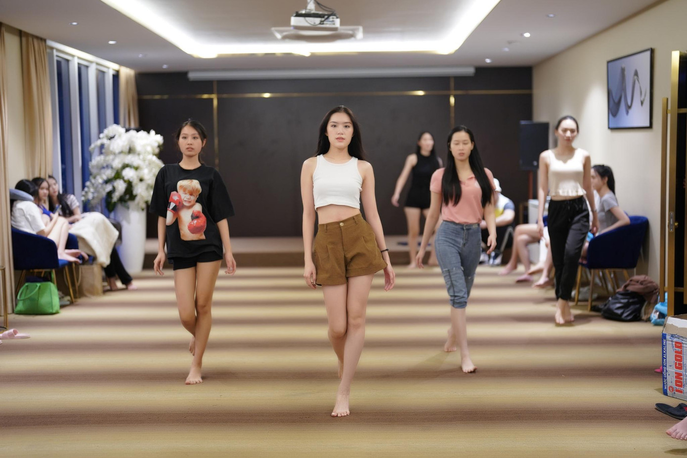 Thí sinh Phan Phương Oanh (giữa) được cộng đồng mạng đánh giá là một trong những cô gái có đôi chân thẳng, ít khuyết điểm tại cuộc thi. Việc mặc crop top tại buổi tập giúp thí sinh mang số báo danh 378 khoe lợi thế eo thon và chân dài.