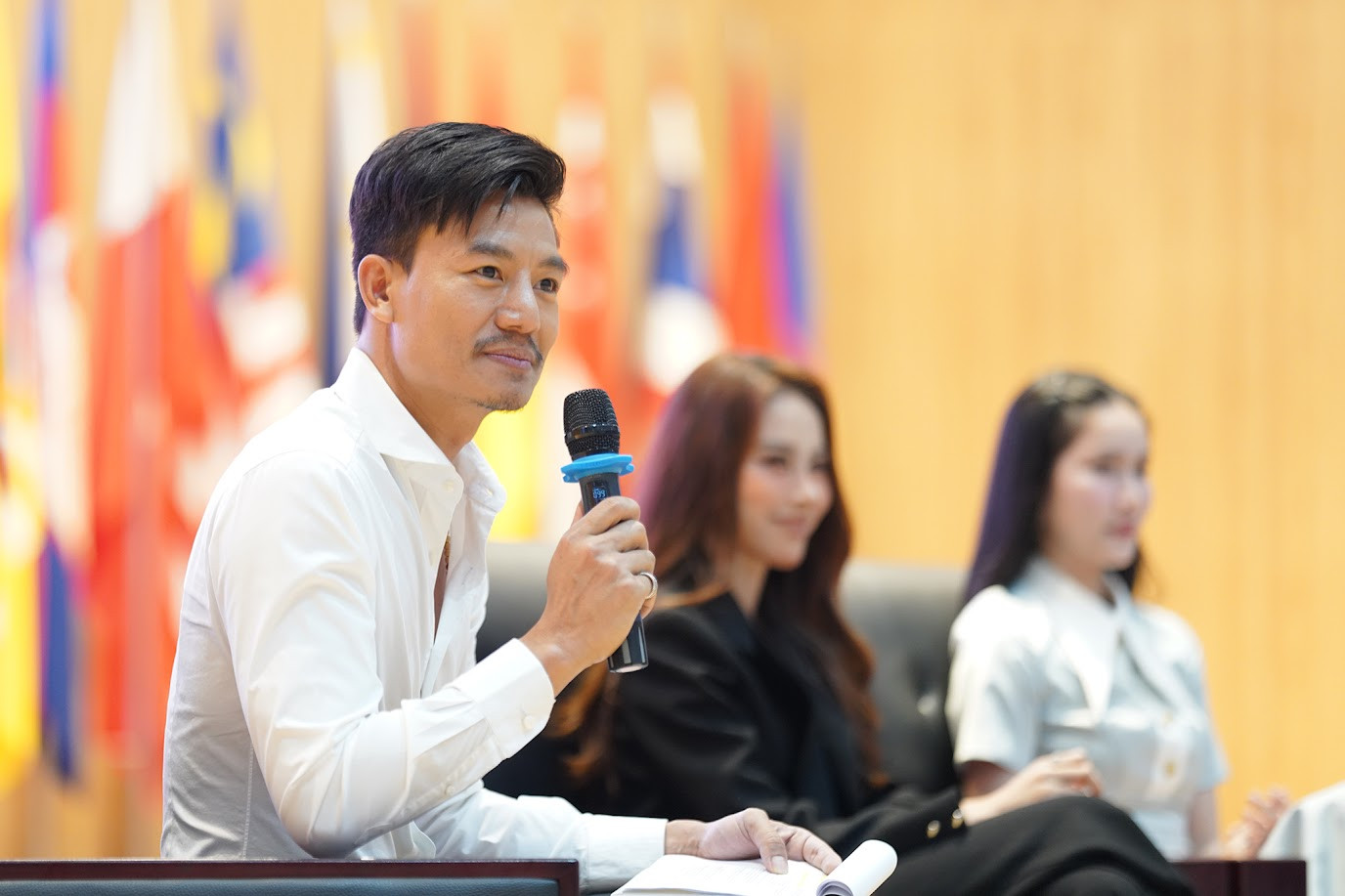 Chia sẻ với Tiền Phong, Hiếu Nguyễn nói anh ấn tượng với không khí buổi tuyển sinh, đặc biệt là chia sẻ của PGS. TS Nguyễn Đức Trung - Hiệu trưởng Trường Đại học Ngân hàng TPHCM. &quot;Với 16.000 sinh viên, trong đó có hơn 70% sinh viên nữ, tôi nghĩ đây là cơ hội để Trường Đại học Ngân hàng TPHCM cử sinh viên tham gia cuộc thi Hoa hậu Việt Nam và đạt giải cao&quot;, Hiếu Nguyễn nói.