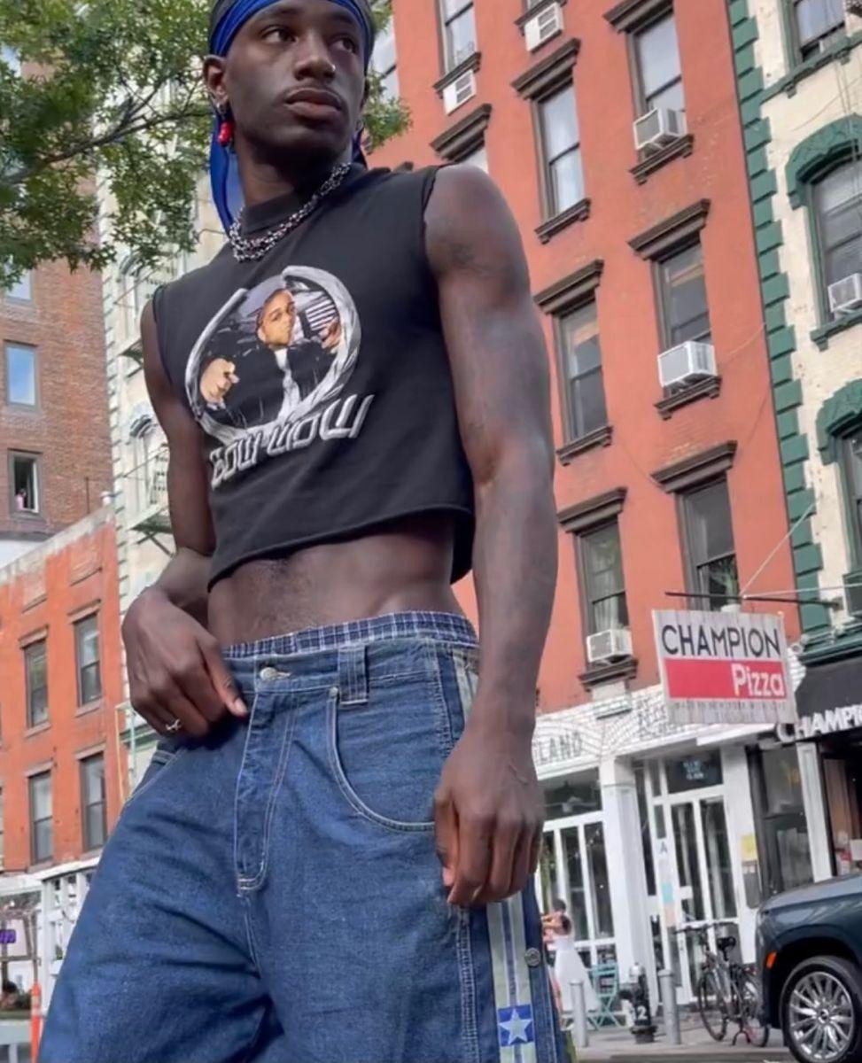 Nhiều nam giới không ngại diện crop top khoe cơ thể săn chắc khi xuống phố. Ảnh: i-D. Nhiều nam giới không ngại diện crop top khoe cơ thể săn chắc khi xuống phố. Ảnh: i-D.