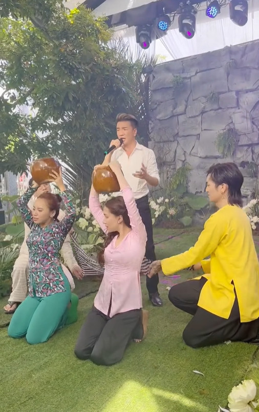 Trước khi có màn leo cây, Hòa Minzy và Ngọc Phước phụ họa múa lu cho phần trình diễn của ca sĩ Đàm Vĩnh Hưng. Màn trình diễn còn có sự góp mặt của BB Trần. Hòa Minzy được cho là nghệ sĩ chịu chơi nhất trong tiệc cưới của Puka - Gin Tuấn Kiệt. Nữ ca sĩ nói cô dự tiệc cưới với tâm thế bạn thân nên vui hết mình, bản chất con người cô là hoạt bát nên không tránh khỏi hình ảnh buồn cười xuất hiện trên mạng xã hội.