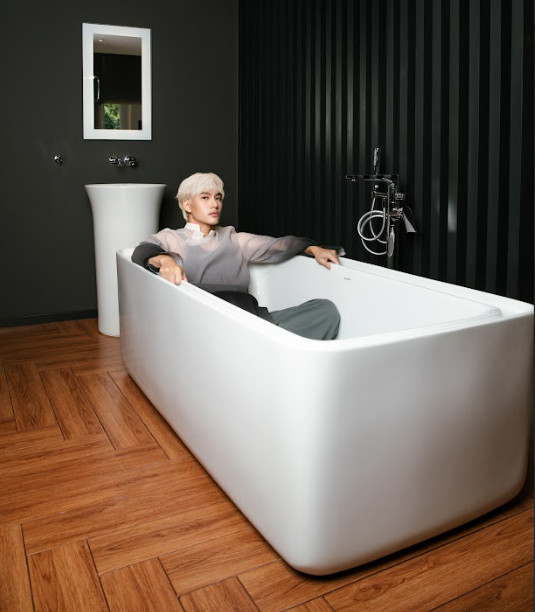 Lý Quí Khánh nói nhà tắm là không gian lý tưởng để anh sáng tạo.