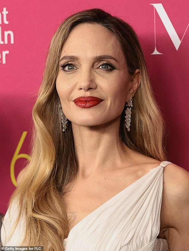 Cận nhan sắc "biểu tượng gợi cảm Hollywood" ở tuổi 49. Cận nhan sắc "biểu tượng gợi cảm Hollywood" ở tuổi 49.