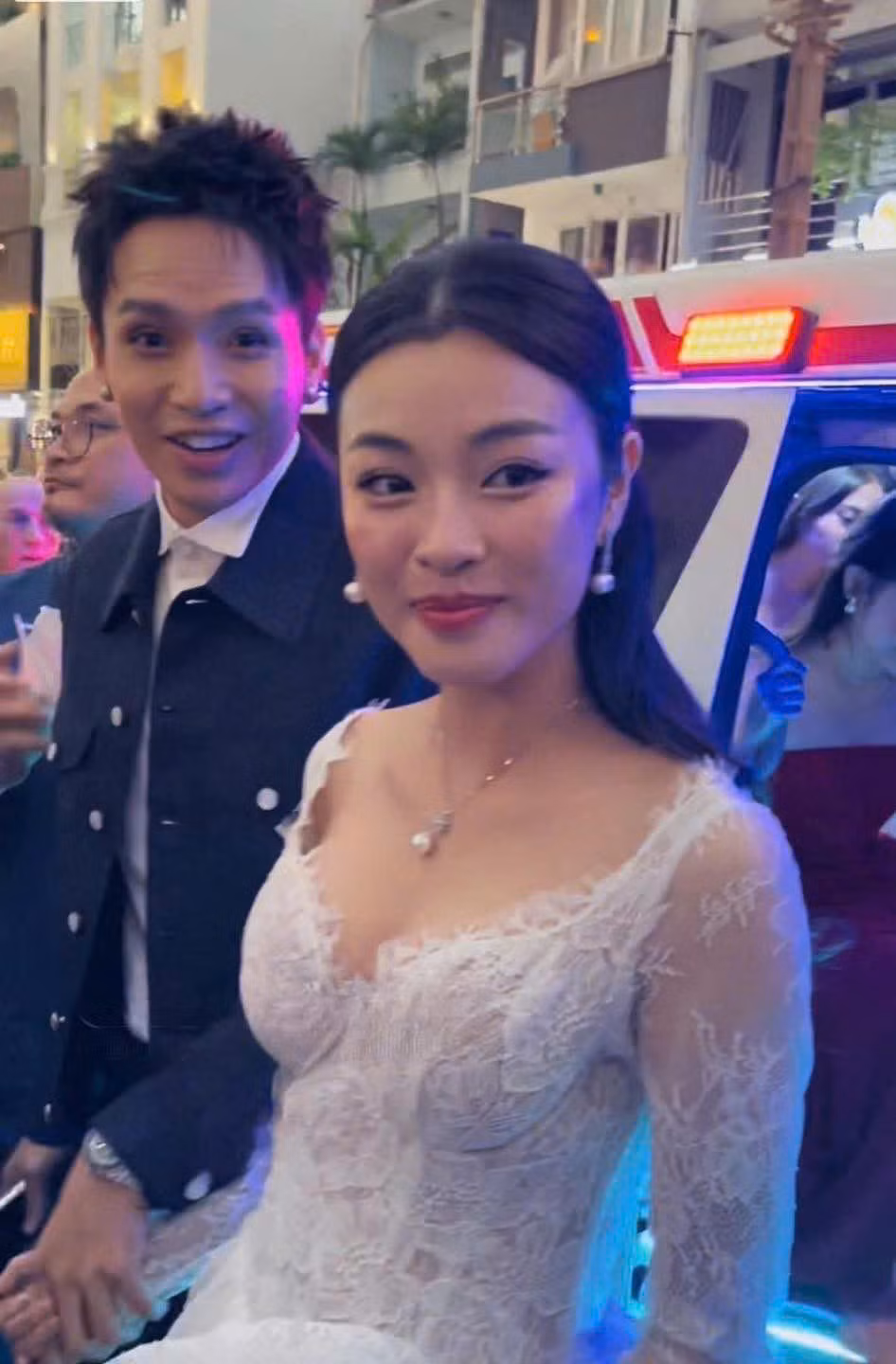 Diễn viên chính Lan Thy và Bạch Công Khanh trong phim (ảnh trên) và tại họp báo gây tranh cãi. Diễn viên chính Lan Thy và Bạch Công Khanh trong phim (ảnh trên) và tại họp báo gây tranh cãi.