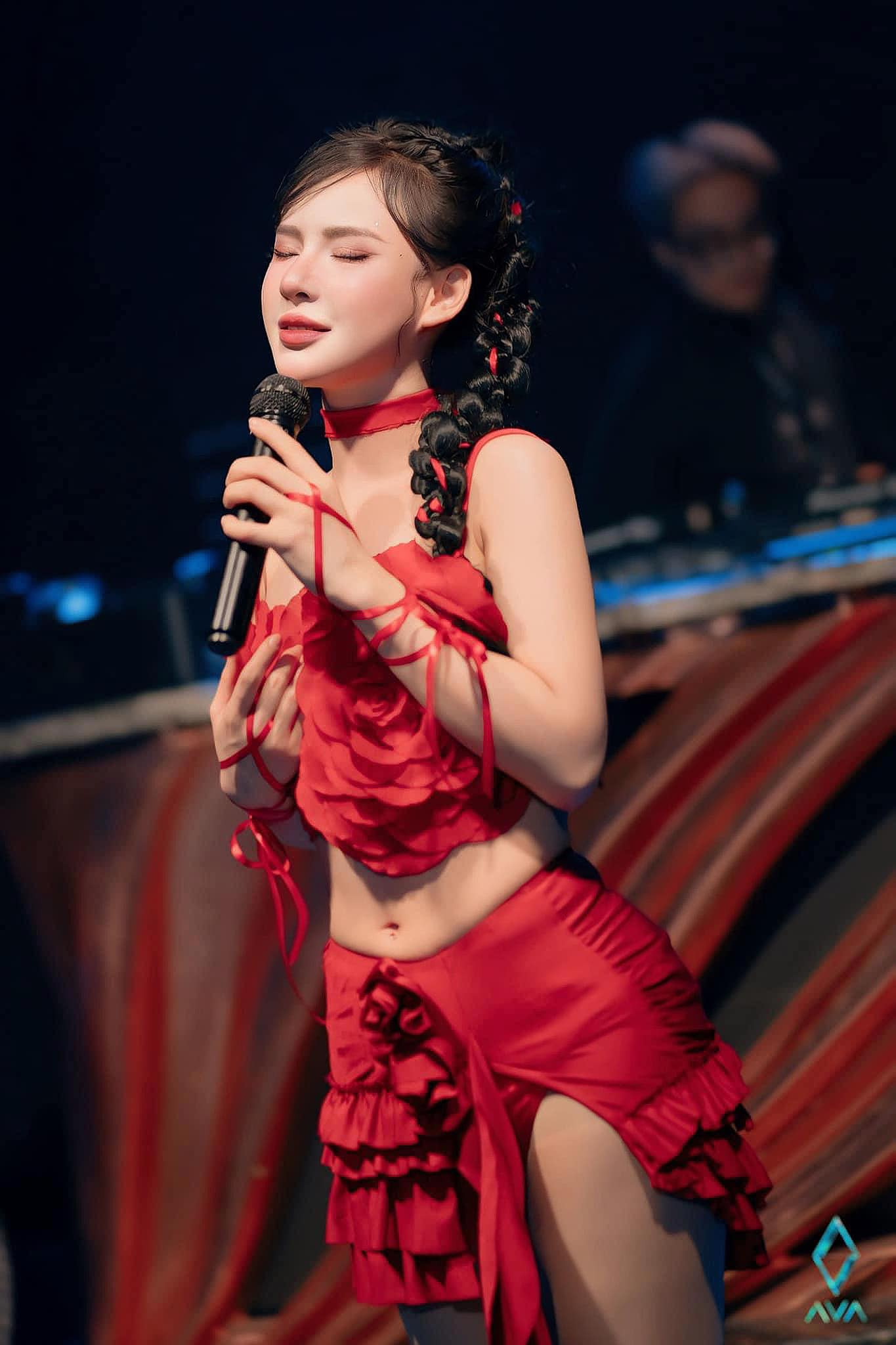 Yến Tatoo khóa bình luận sau bài giải thích "phông bạt".