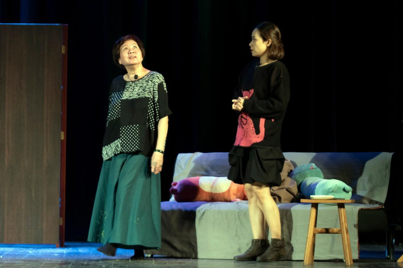 Đạo diễn Việt Linh (trái) trong buổi phúc khảo Mọi điều ta chưa nói. Ảnh: NVCC.