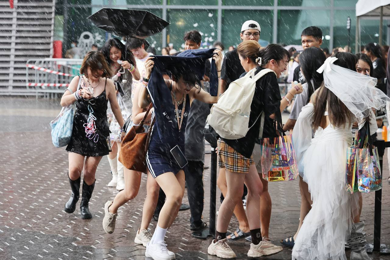 Khán giả chạy loạn khi trời bắt đầu đổ mưa. Khán giả chạy loạn khi trời bắt đầu đổ mưa.