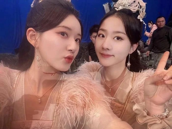 Triệu Lộ Tư và diễn viên đóng thế chung khung hình. Triệu Lộ Tư và diễn viên đóng thế chung khung hình.