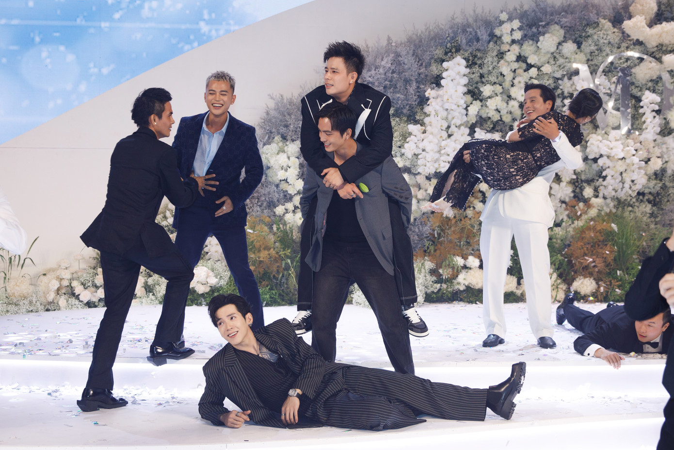 Nghệ sĩ nam gồm Trần Anh Huy, ca sĩ Minh Xù, Hữu Thanh Tùng... cũng nhiệt tình tham gia mini game trong tiệc cưới. Nghệ sĩ nam gồm Trần Anh Huy, ca sĩ Minh Xù, Hữu Thanh Tùng... cũng nhiệt tình tham gia mini game trong tiệc cưới.