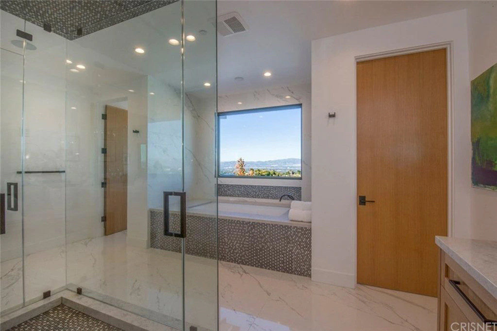 Phòng tắm rộng rãi, thoáng với hướng nhìn lớn. Cửa sổ là một trong những điểm nổi bật của bất động sản.