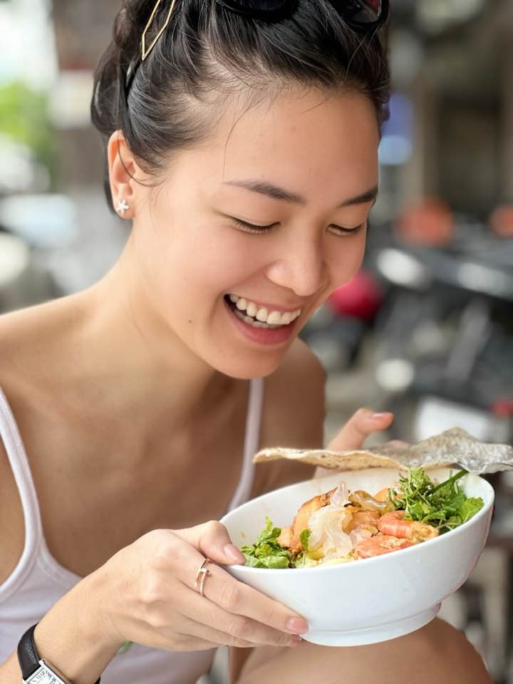 Thùy Dung vừa có dịp về quê nhà Đà Nẵng thăm gia đình. Hoa hậu Việt Nam 2008 thưởng thức món ngon quê nhà và khoe với cộng đồng mạng. "Về đến Đà Nẵng thì ăn liền tô mì quảng đơn giản nhưng thật ngon", cô viết trên trang cá nhân. Thùy Dung vừa có dịp về quê nhà Đà Nẵng thăm gia đình. Hoa hậu Việt Nam 2008 thưởng thức món ngon quê nhà và khoe với cộng đồng mạng. "Về đến Đà Nẵng thì ăn liền tô mì quảng đơn giản nhưng thật ngon", cô viết trên trang cá nhân.