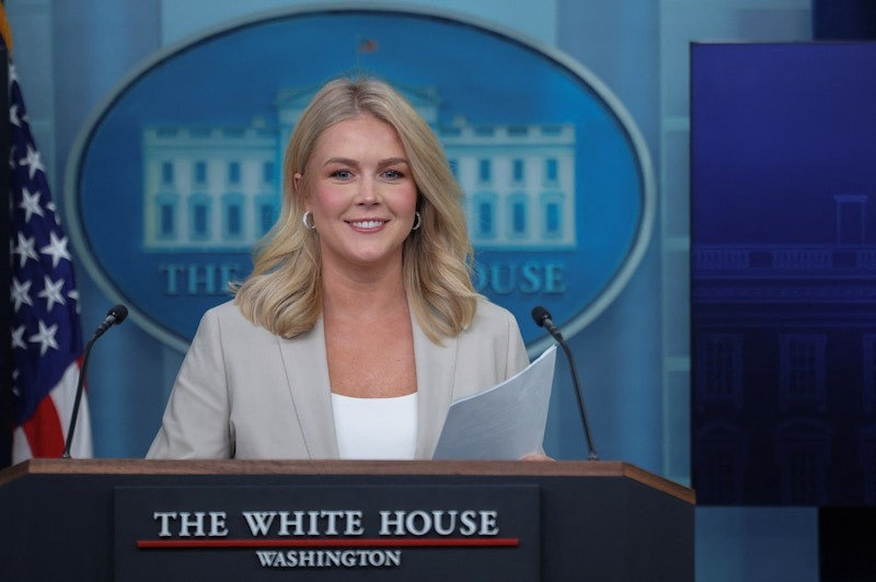 Thư ký Nhà Trắng Leavitt đang trấn an người dân Mỹ trước thời khắc quan trọng. Thư ký Nhà Trắng Leavitt đang trấn an người dân Mỹ trước thời khắc quan trọng.