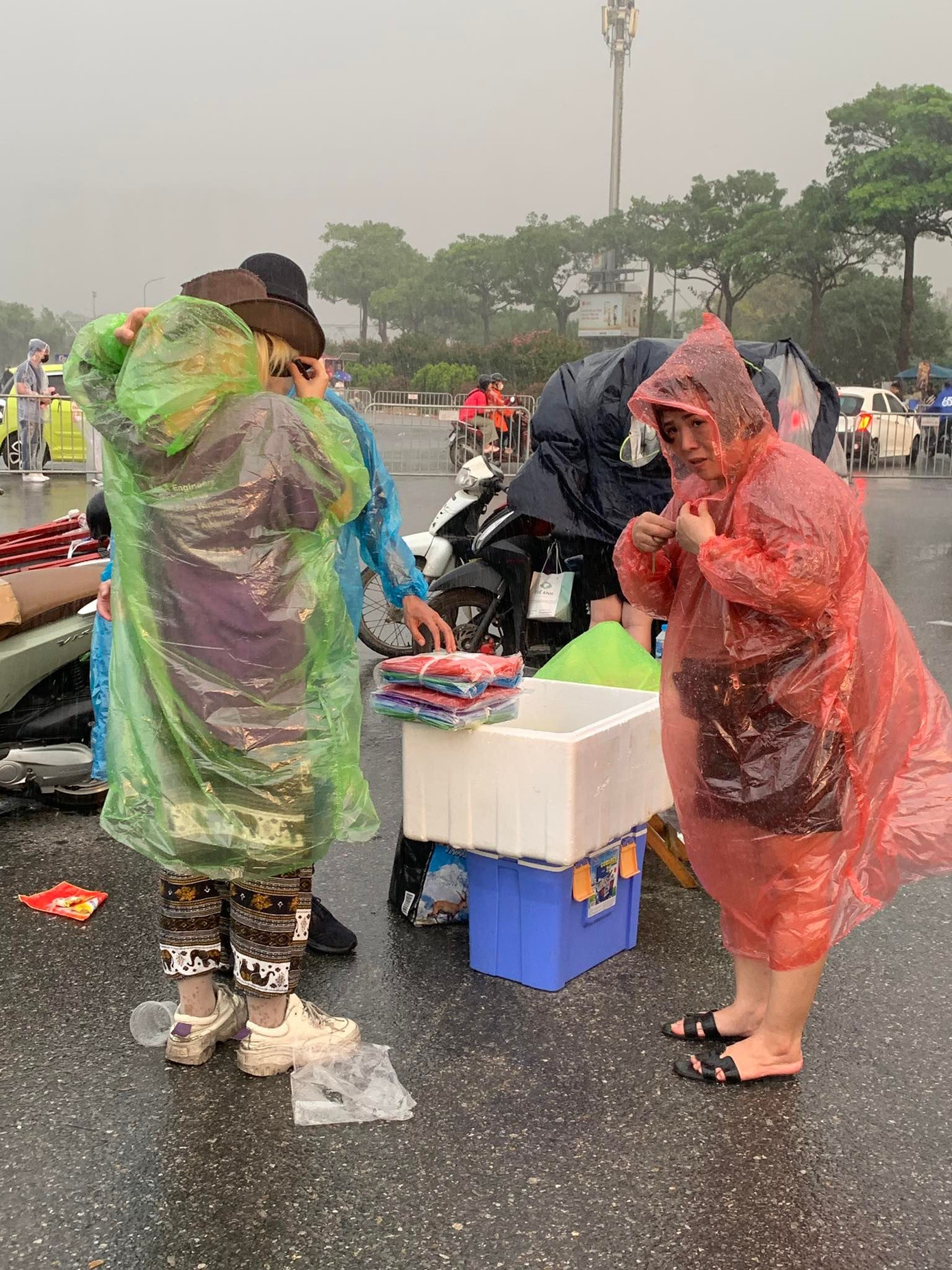 “Tôi cứ nghĩ bán hàng ở đêm nhạc là miếng bánh béo bở nhưng nó không dễ như tưởng tượng. Thêm vào đó, BTC phát nước miễn phí khiến việc bán thức uống tự phát gặp nhiều khó khăn hơn. Từ sáng đội nắng, tôi bán được khoảng 20 chai trà mãng cầu và cà phê muối”, Hùng nói với Tiền Phong. Mưa bất chợt khiến người dân phải dọn hàng xóm, kiêm thêm dịch vụ bán áo mưa. Theo Trung tâm Dự báo Khí tượng Thuỷ văn Quốc gia, do ảnh hưởng của rãnh áp thấp có trục qua Bắc Bộ, kết hợp hội tụ gió trên cao, từ đêm nay (29/7) đến ngày 31/7, thành phố Hà Nội mưa rào và dông, có nơi mưa to. Nhiều khả năng trong hai đêm diễn của BlackPink tại Hà Nội vào 29-30/7, người hâm mộ phải xem diễn dưới trời mưa.