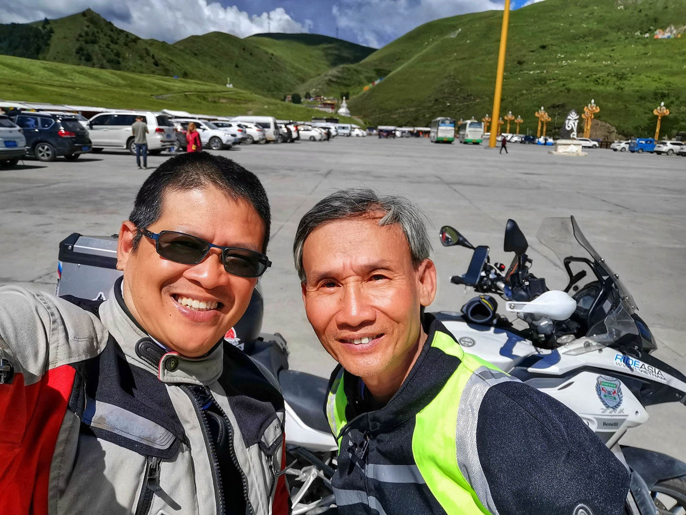 Ông Hùng và anh Hà trong chuyến đi năm 2019.