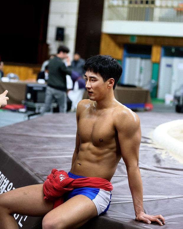 Sau lần bị chấn thương dẫn đến gãy xương ngón tay, Ahn Bo Hyun được khuyên từ bỏ con đường võ sĩ. Với chiều cao 1,87 m cùng hình thể chuẩn, gương mặt ưa nhìn, Bo Hyun nhanh chóng nổi tiếng trong vai trò người mẫu, sau khi có bằng chuyên nghiệp tại Daekyeung College.